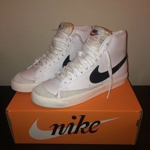 NIKE Mid ‘77 Vintage Blazer. Women’s size 7.5